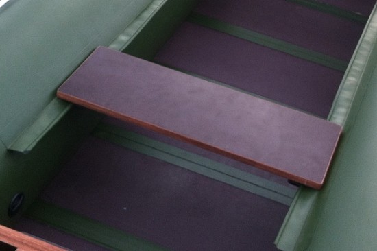 Order a bench on the guides in the boat